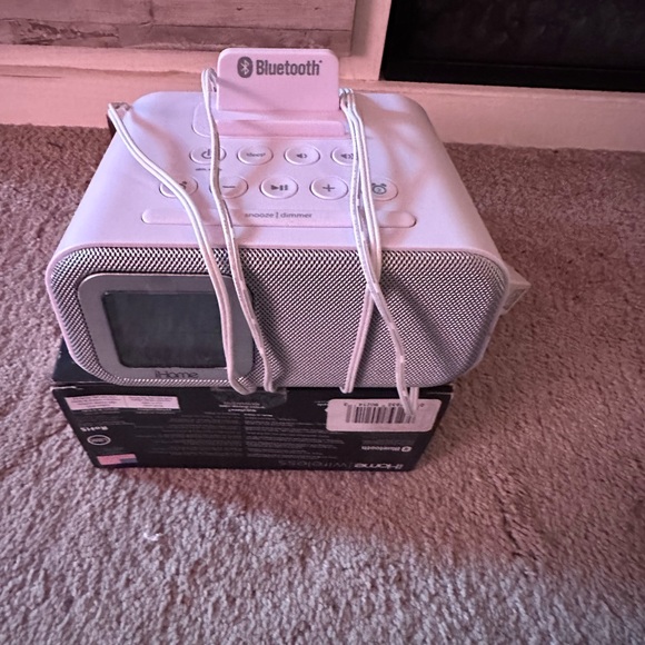 IHOME WIRELESS DUAL ALARM CLOCK - Picture 4 of 5